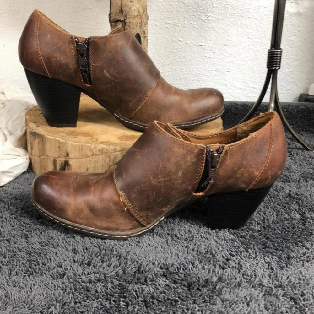 b.o.c. Brown Leather Ankle Boots with Distressed‎ Finish